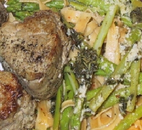 Mørbrad med asparges og pasta